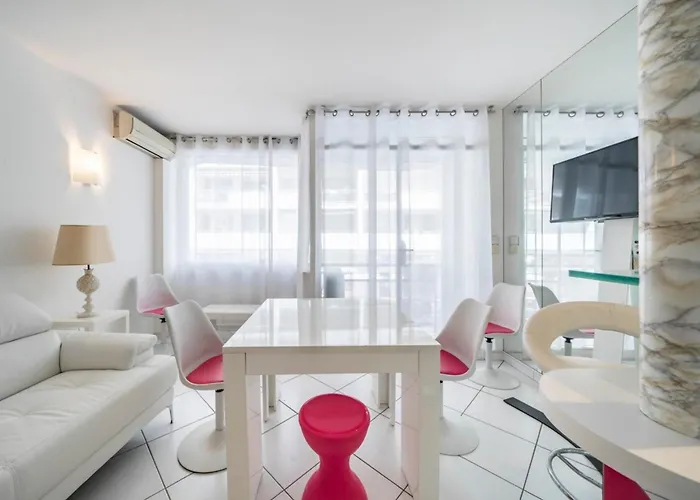 2-3 Bedroom Ideally Located شقة كان