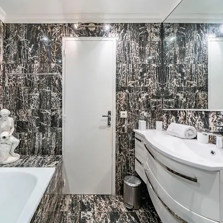 2-3 Bedroom Ideally Located *