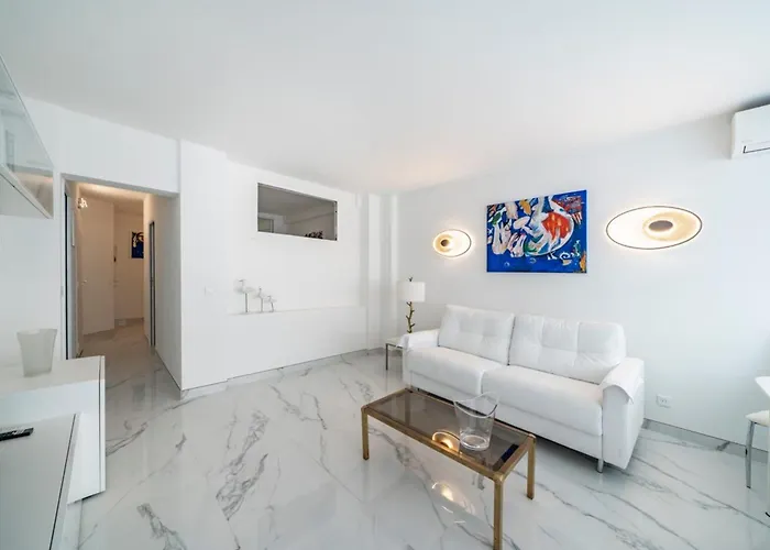 2-3 Bedroom Ideally Located * Cannes