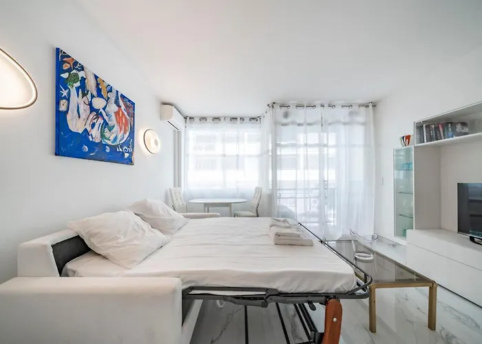 2-3 Bedroom Ideally Located Lägenhet