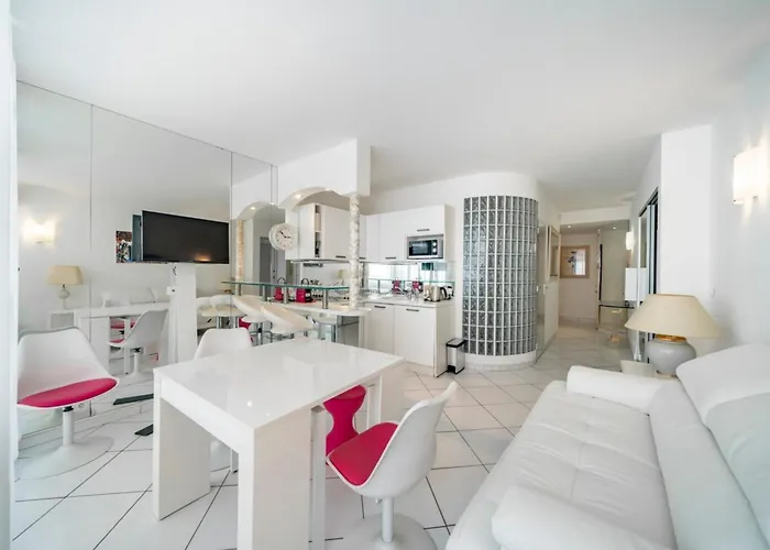 Lägenhet 2-3 Bedroom Ideally Located *